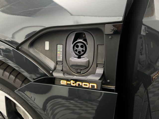 2022 Audi e-tron Premium photo 6