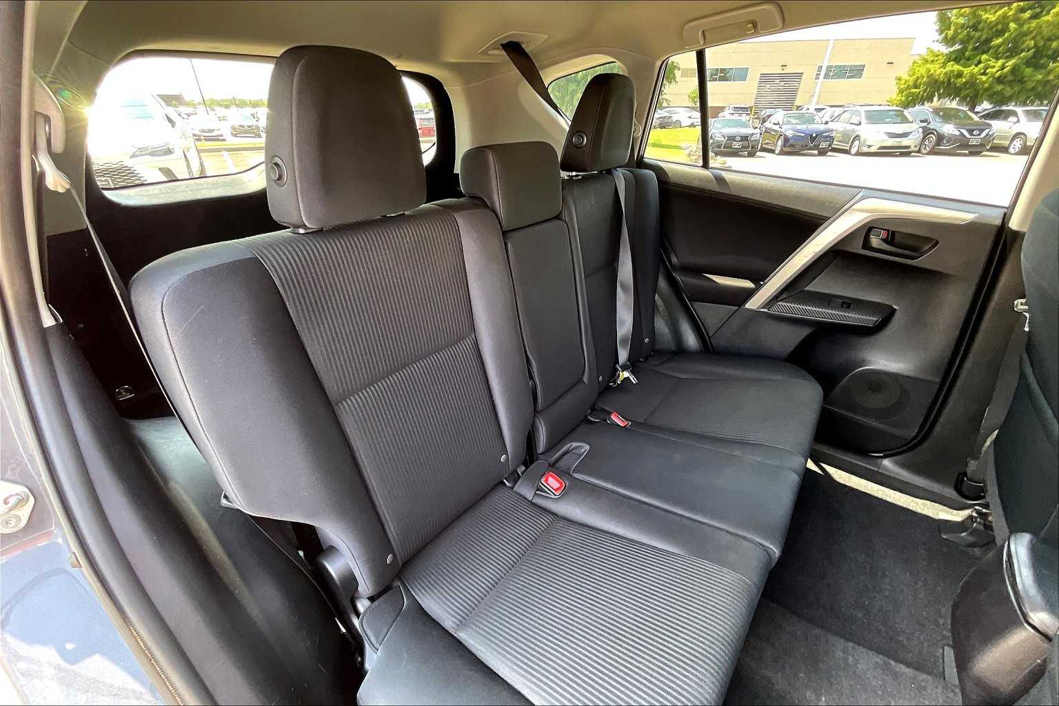 2015 Toyota RAV4 LE photo 16