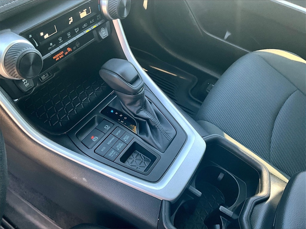 2022 Toyota RAV4 LE photo 20