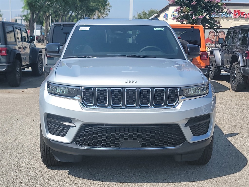 2025 Jeep Grand Cherokee Laredo Altitude photo 2