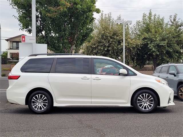 2018 Toyota Sienna XLE photo 4
