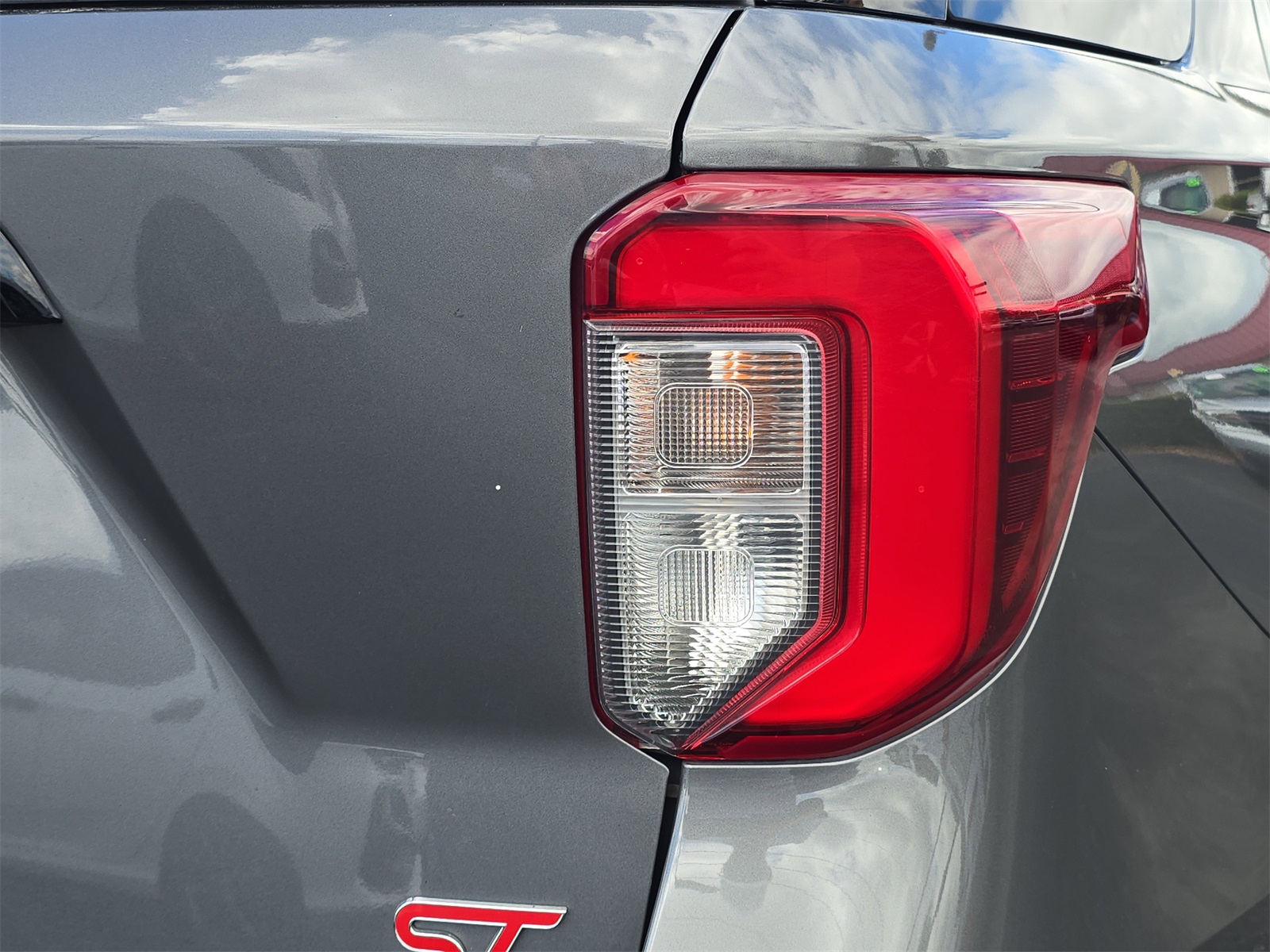 2023 Ford Explorer ST photo 3
