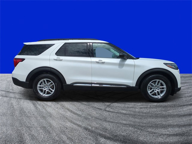 2025 Ford Explorer photo 2