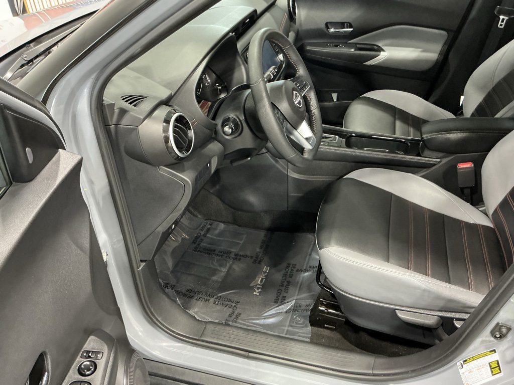 2023 Nissan Kicks SR photo 3