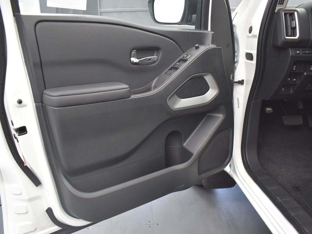 2025 Nissan Frontier SV photo 22
