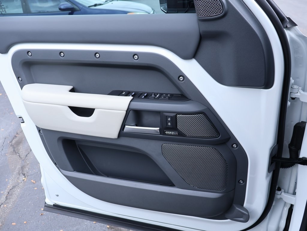 2024 Land Rover Defender 110 X-Dynamic SE photo 29