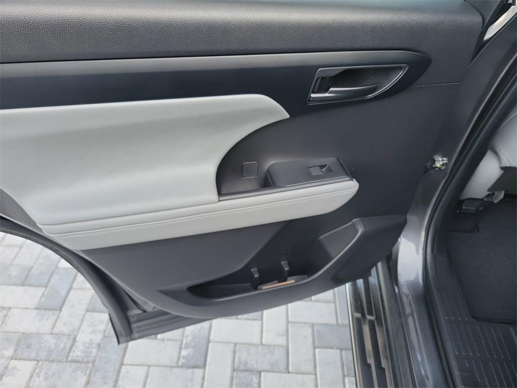 2022 Toyota Highlander LE photo 22