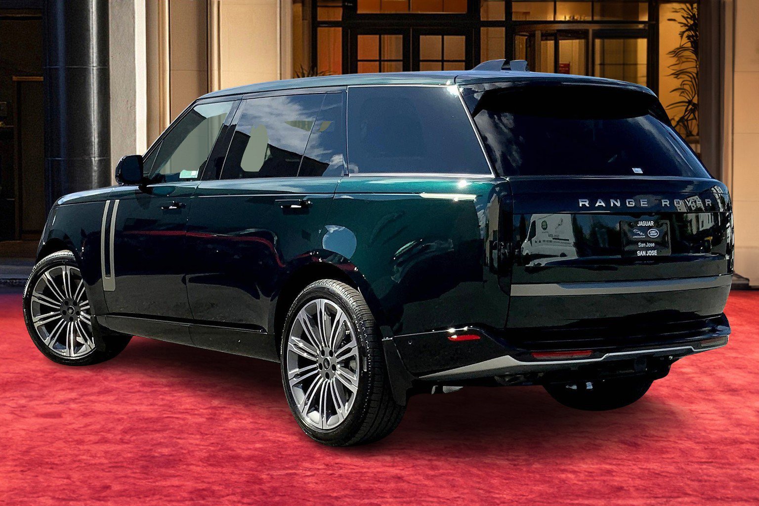 2025 Land Rover Range Rover SE photo 3