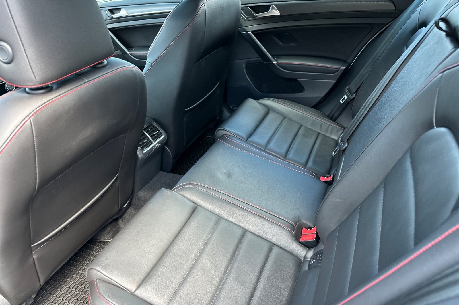 2019 Volkswagen Golf GTI SE photo 12