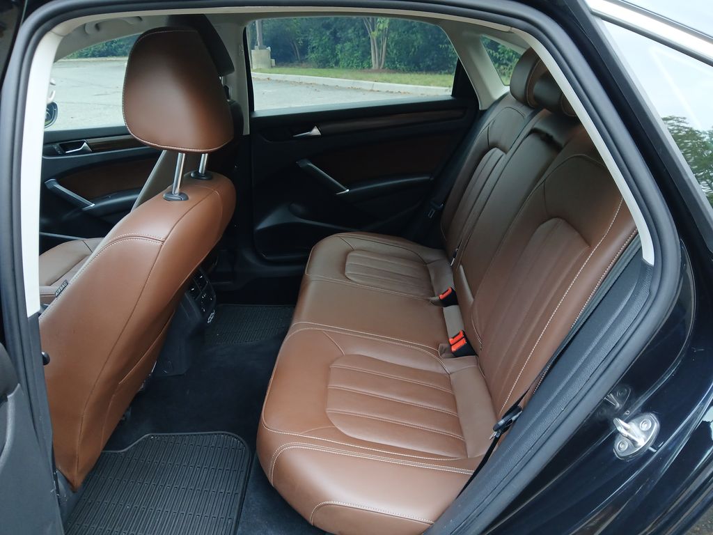 2020 Volkswagen Passat 2.0T SEL photo 25