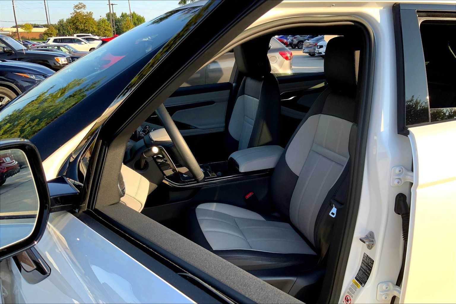 2023 Land Rover Range Rover Evoque R-Dynamic SE photo 6