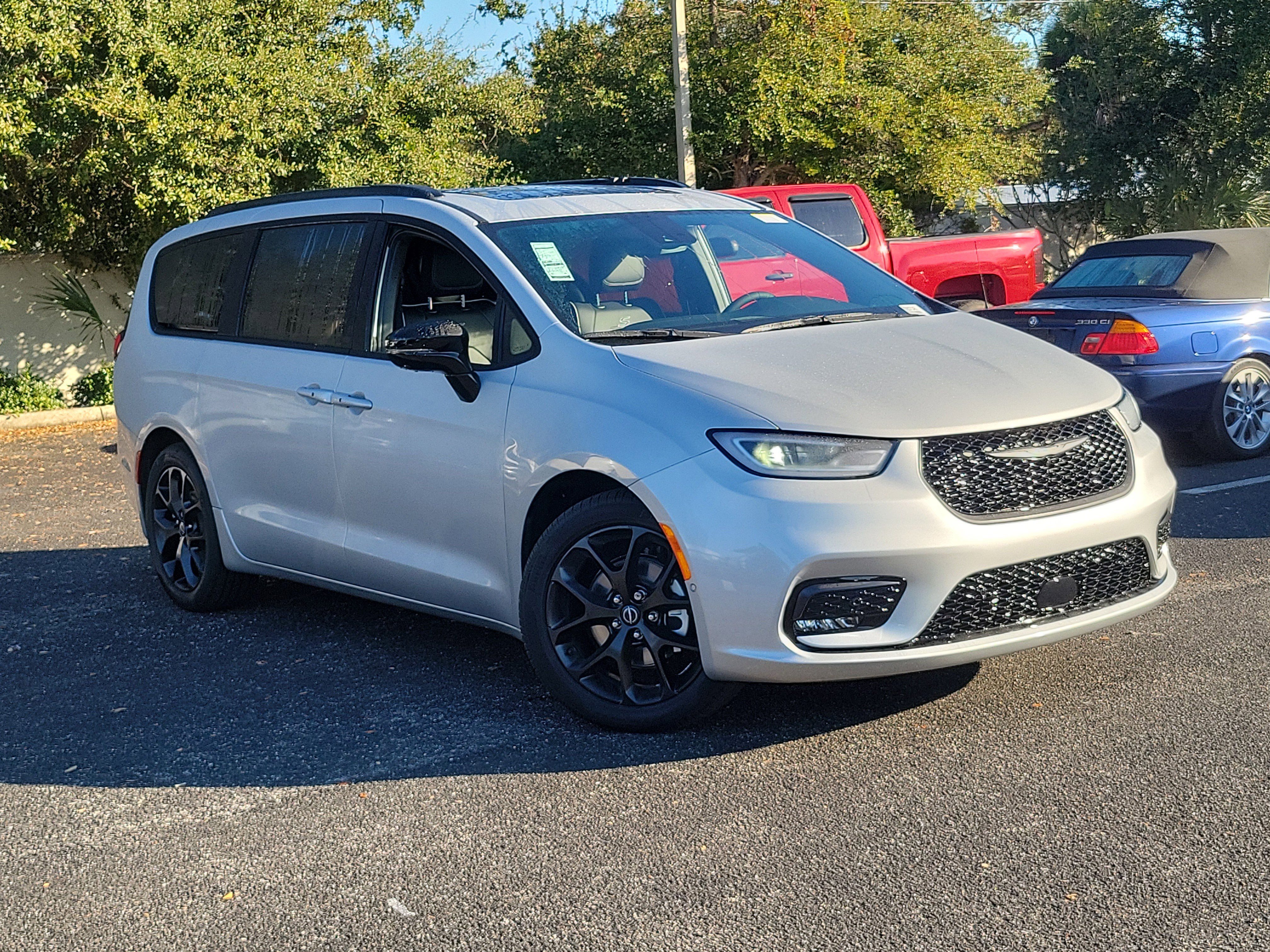 2026 Chrysler Pacifica Limited's photo