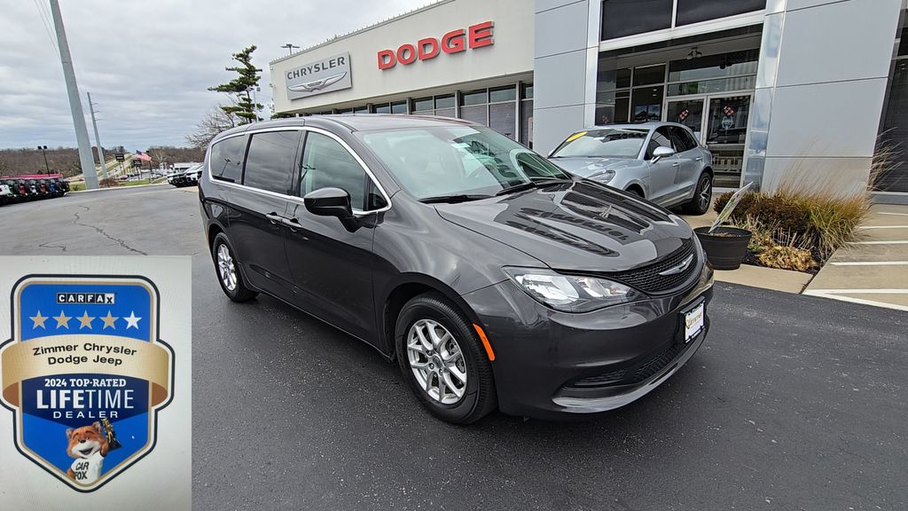 Chrysler Voyager LX's photo