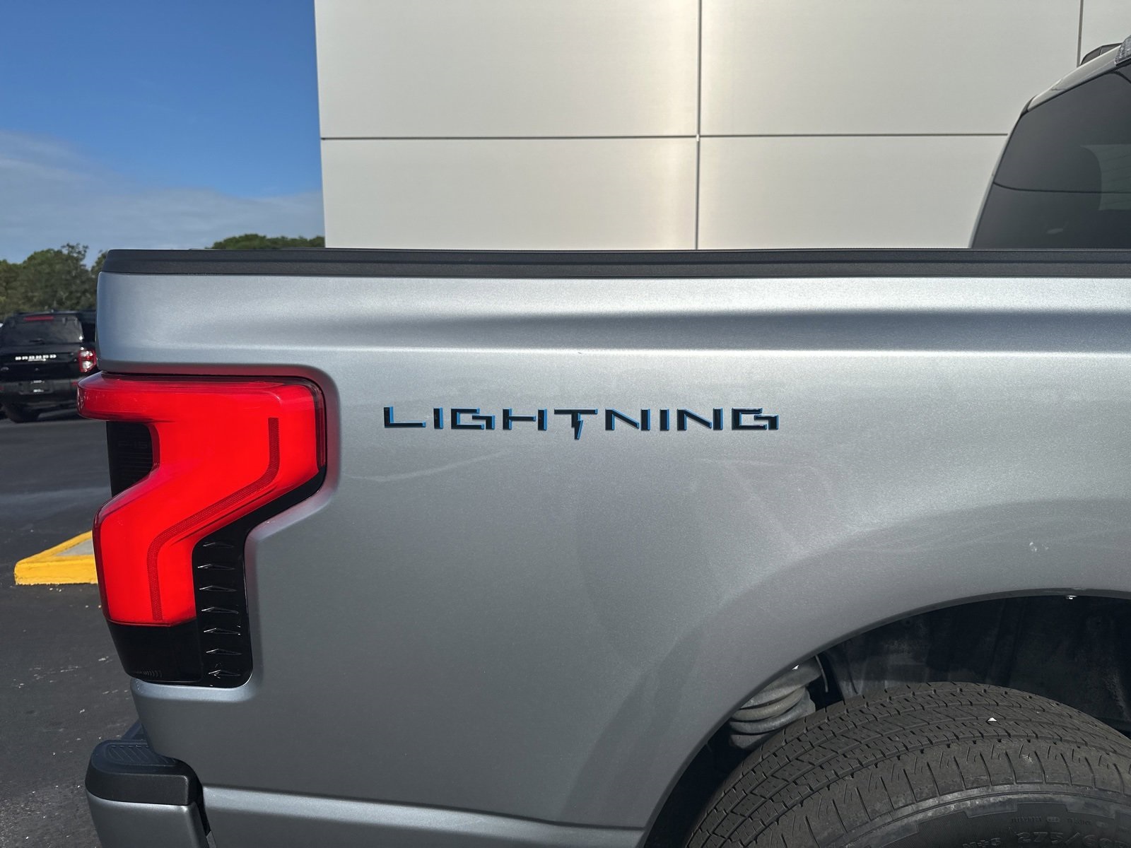 2023 Ford F-150 Lightning XLT photo 4