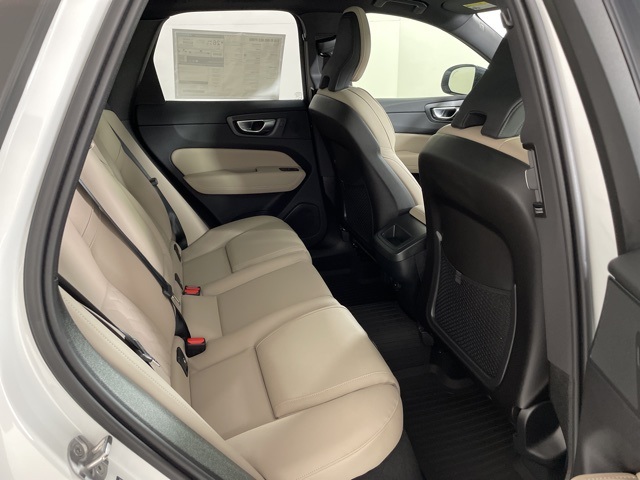 2026 Volvo XC60 Plus photo 42