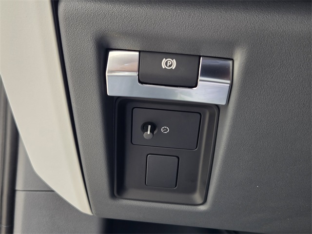 2025 Land Rover Defender 110 X-Dynamic SE photo 16