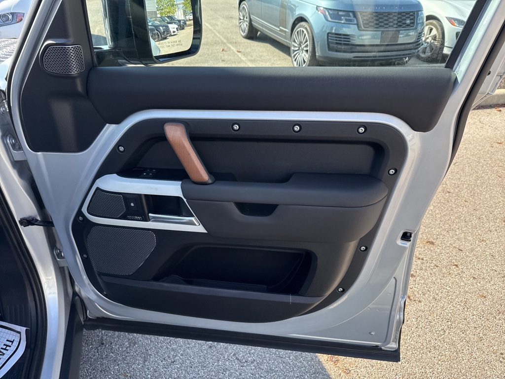 2024 Land Rover Defender 110 SE photo 21