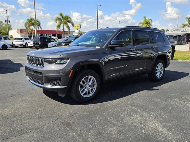 2025 Jeep Grand Cherokee Laredo photo 3