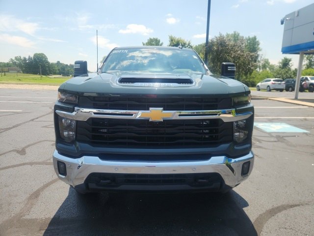 2025 Chevrolet Silverado 2500HD LT photo 2