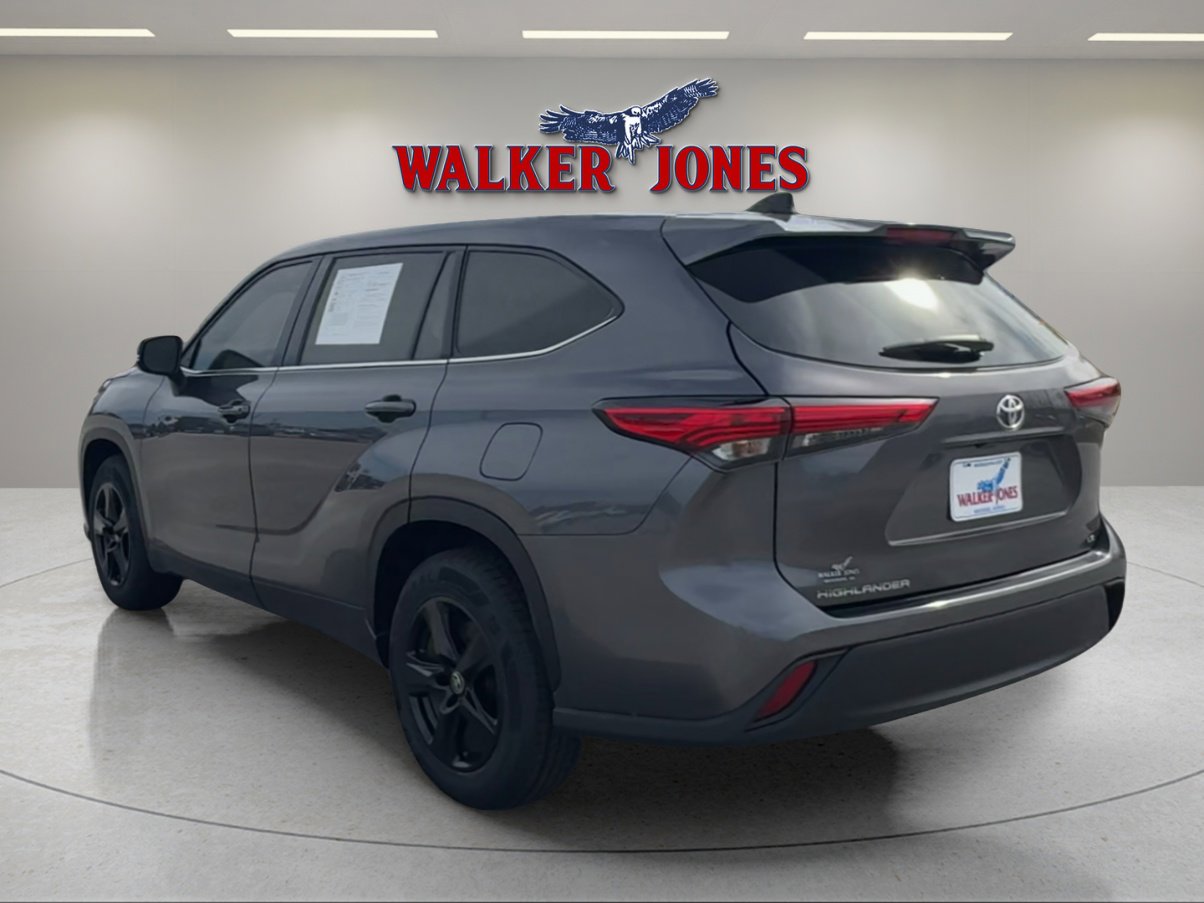 2022 Toyota Highlander LE photo 4