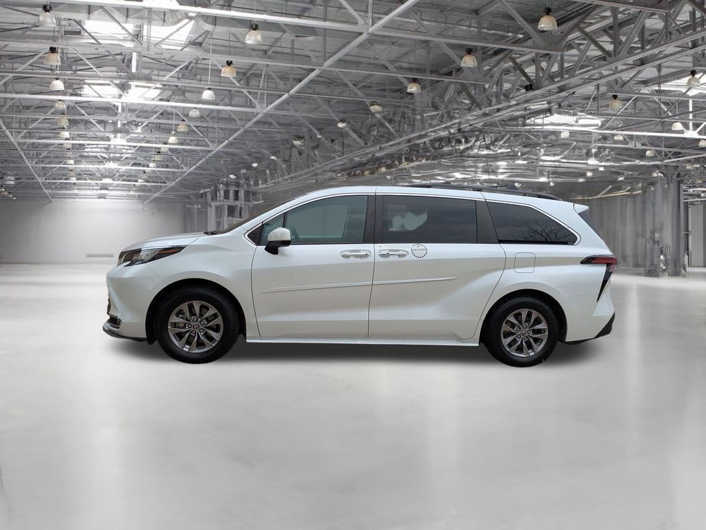 2022 Toyota Sienna XLE photo 4