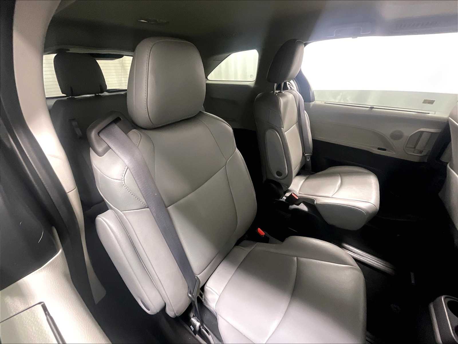2022 Toyota Sienna XLE photo 16
