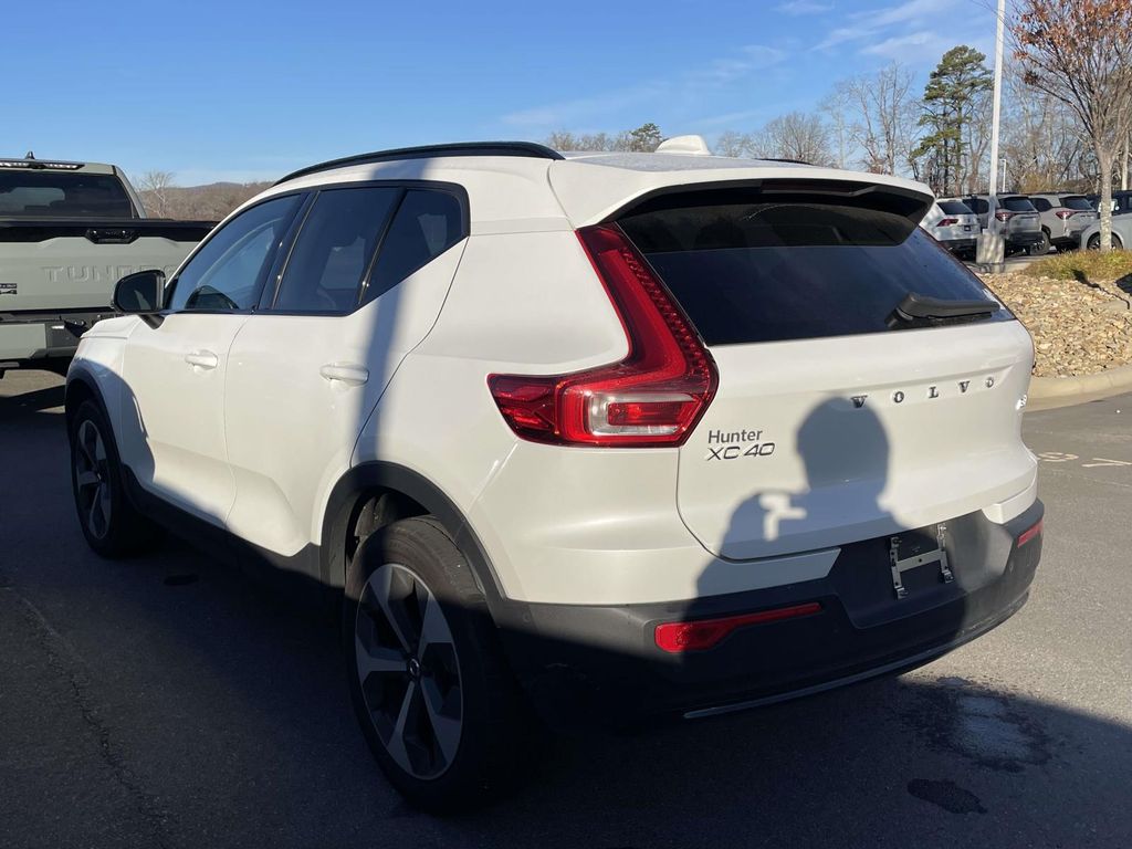 2024 Volvo XC40 Plus photo 3