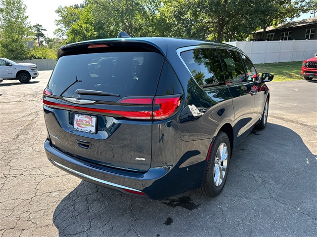 2025 Chrysler Pacifica photo 6