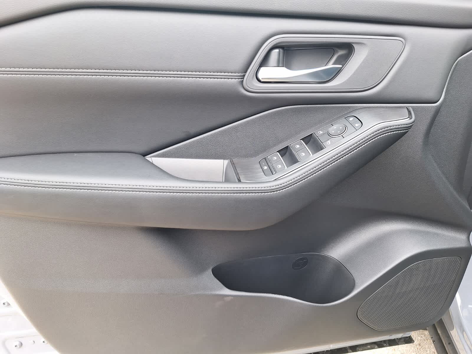 2025 Nissan Rogue SL photo 16