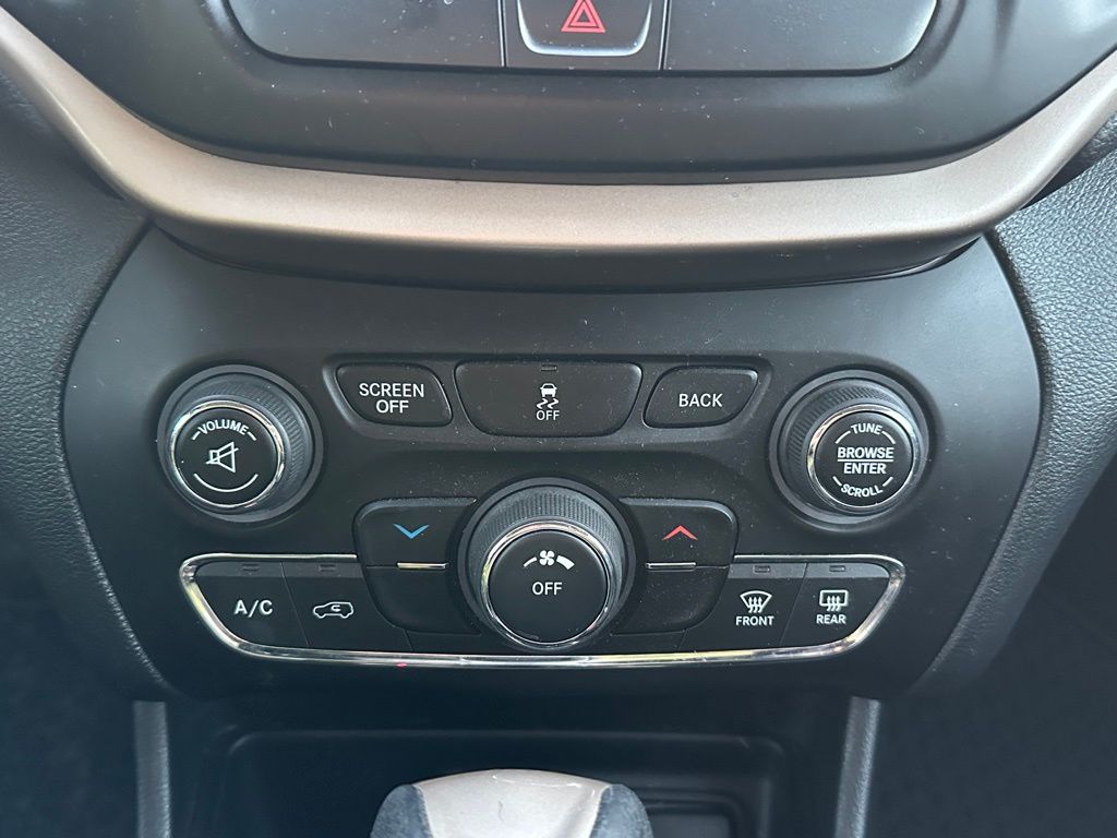 2016 Jeep Cherokee Latitude photo 13