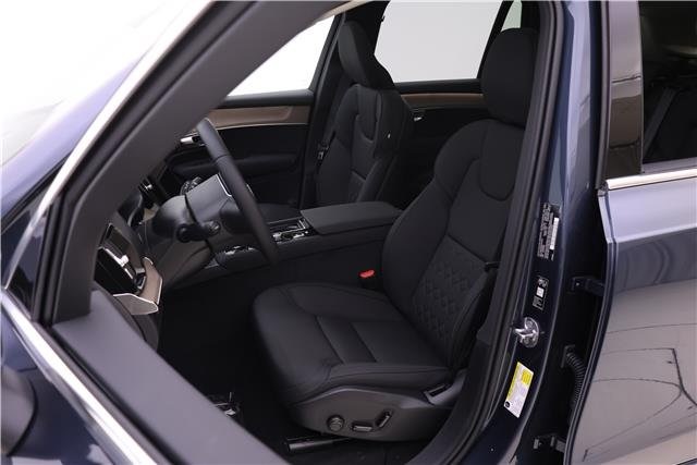 2026 Volvo XC90 B5 Plus photo 7