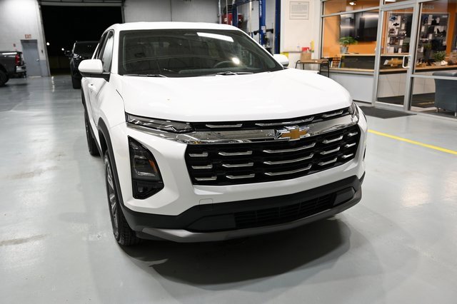 2026 Chevrolet Equinox LT photo 2
