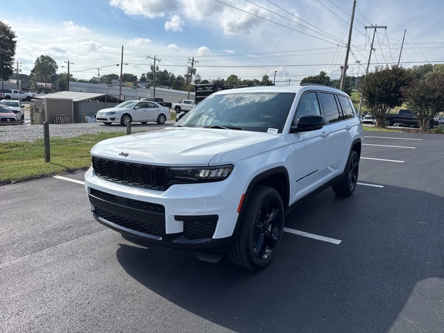 2025 Jeep Grand Cherokee Altitude photo 3