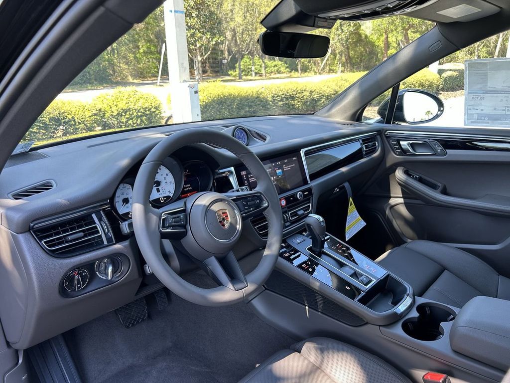 2025 Porsche Macan Base photo 12