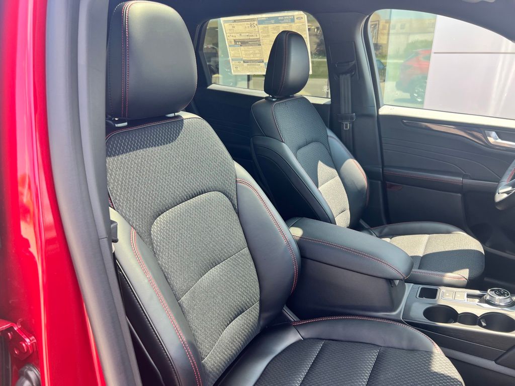 2025 Ford Escape ST-Line photo 32