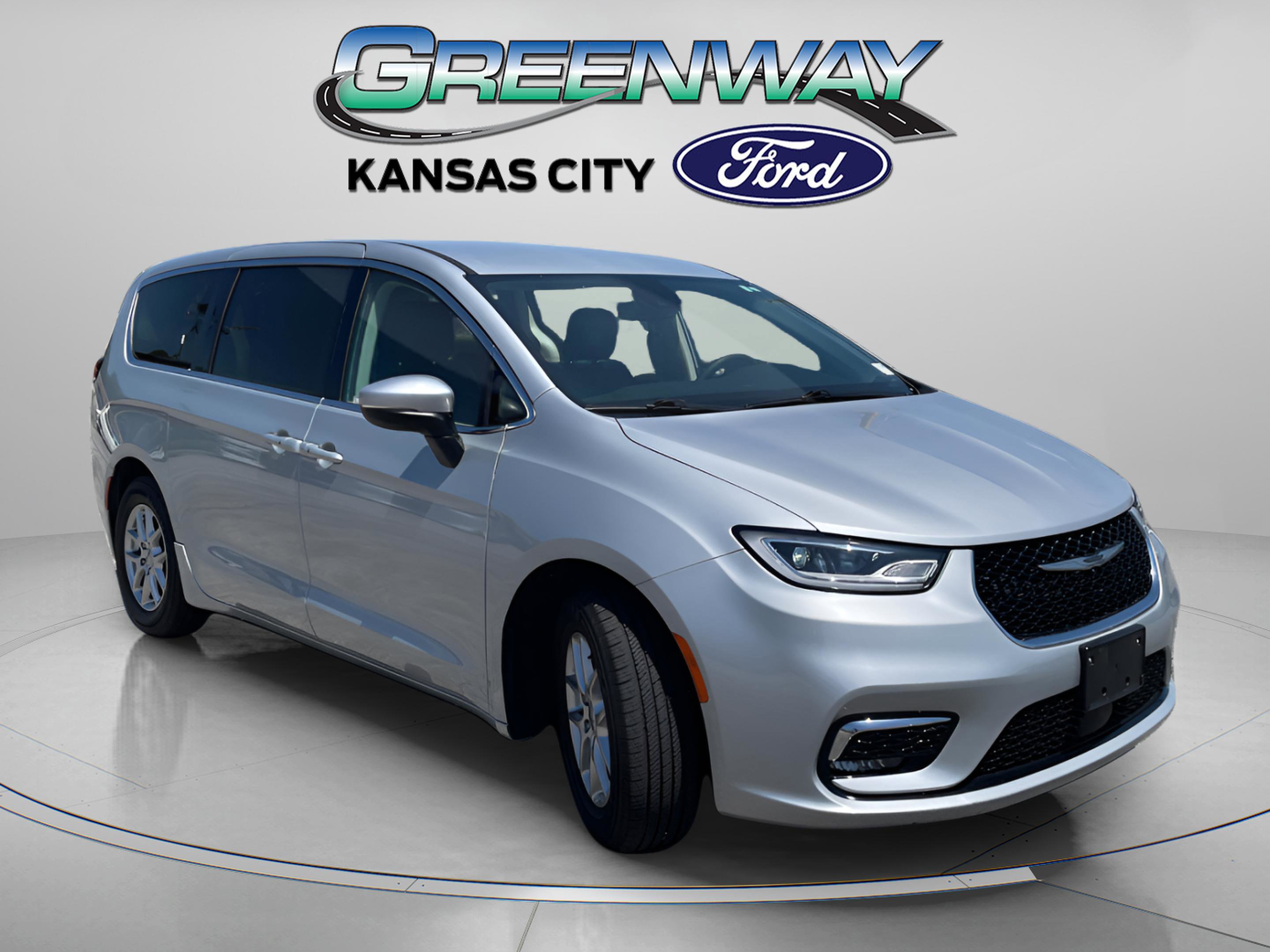 Used 2023 Chrysler Pacifica Touring L with VIN 2C4RC1BG9PR586891 for sale in Kansas City