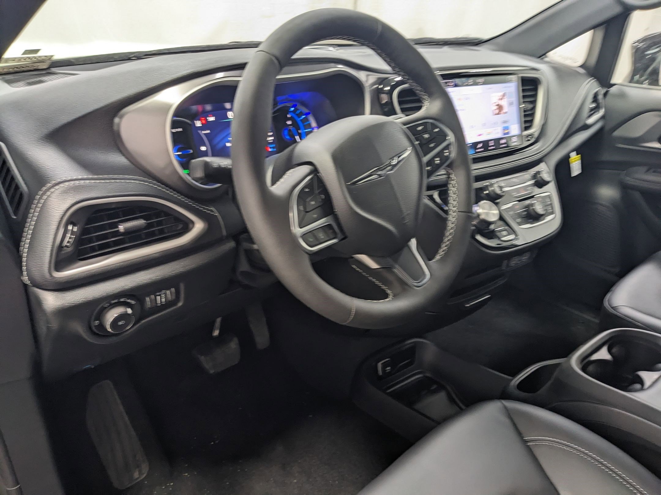 2025 Chrysler Pacifica Hybrid photo 7