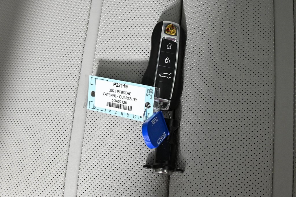 2025 Porsche Cayenne photo 26