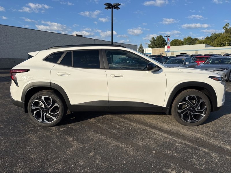 2025 Chevrolet Trax photo 2