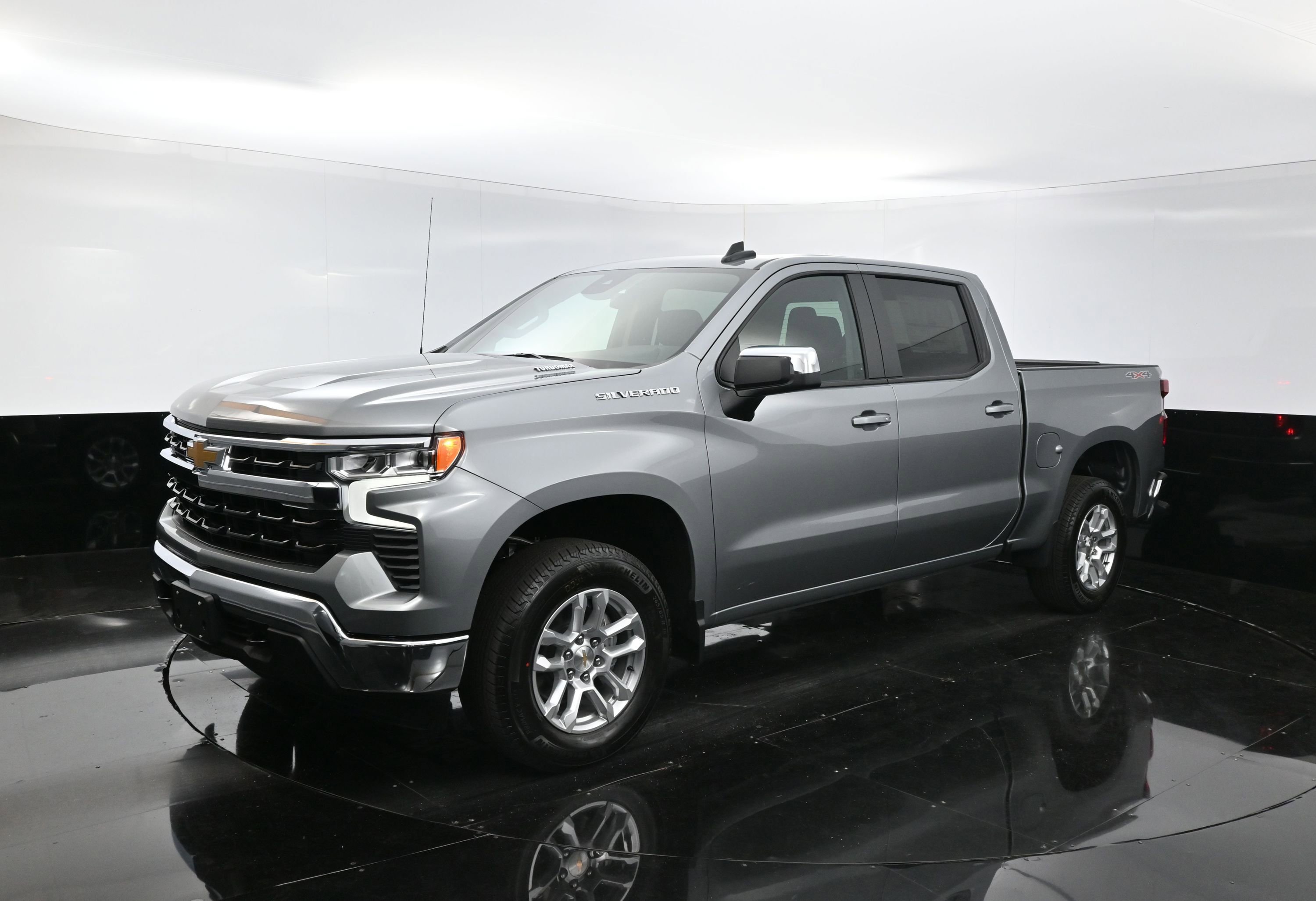 2025 Chevrolet Silverado 1500 LT photo 3