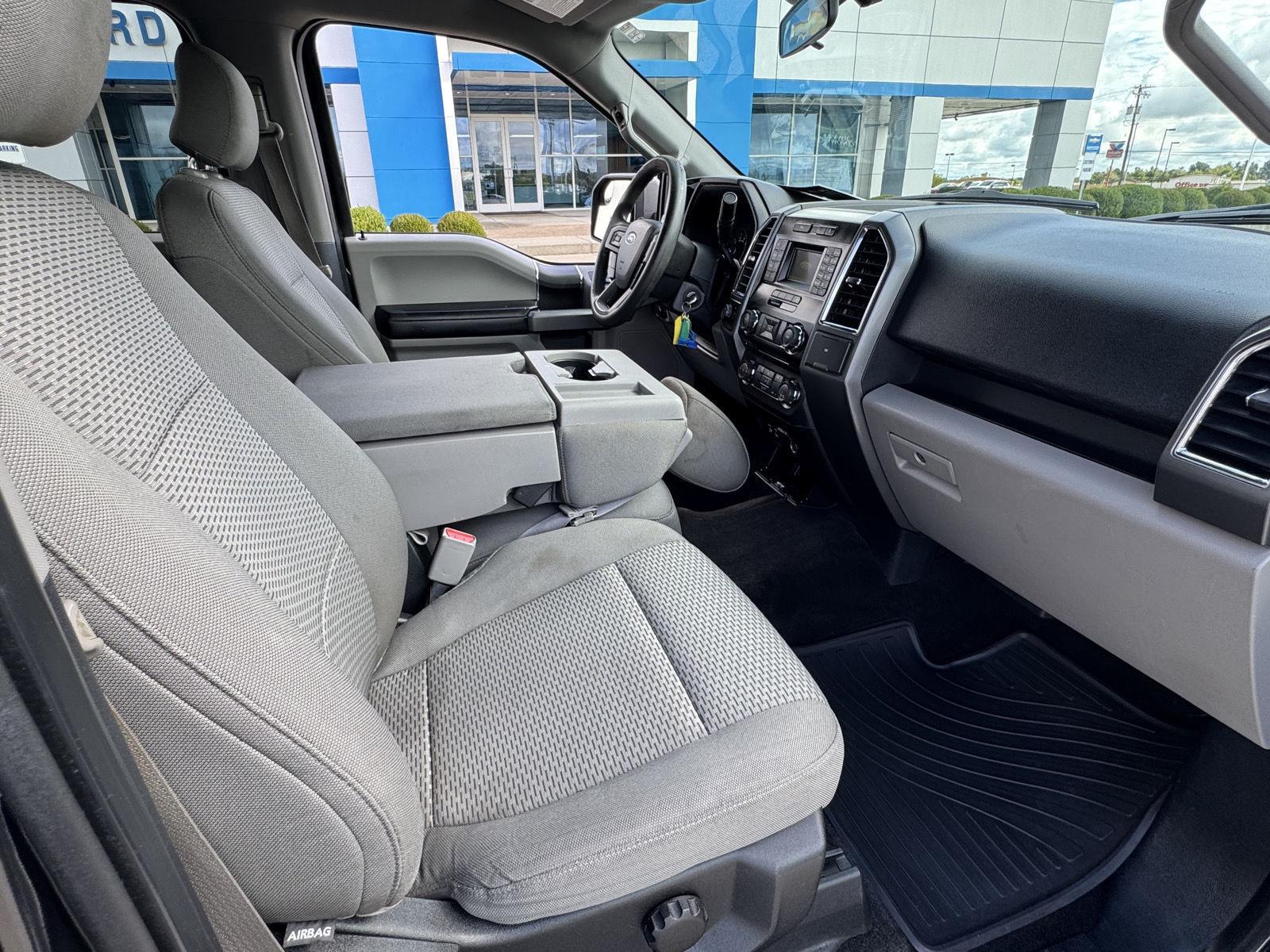 2015 Ford F-150 XLT photo 30