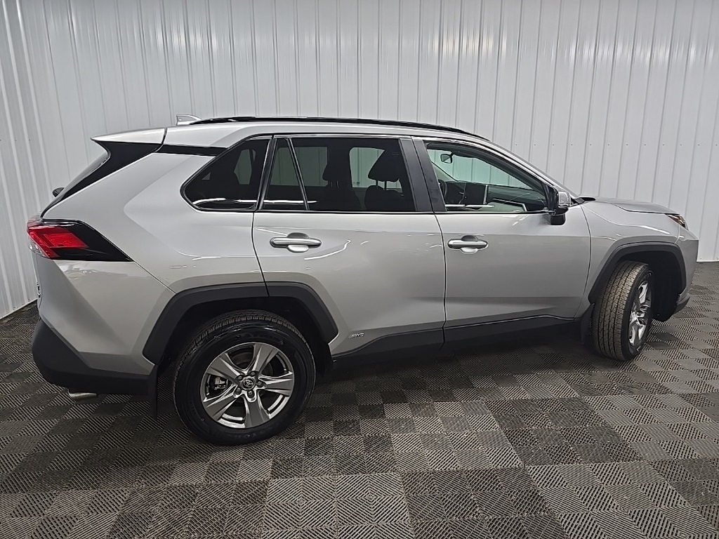 2024 Toyota RAV4 Hybrid XLE photo 3