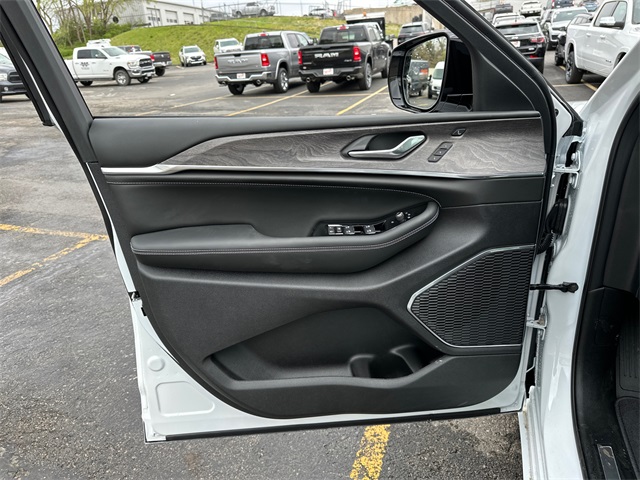 2025 Jeep Grand Cherokee Overland photo 32
