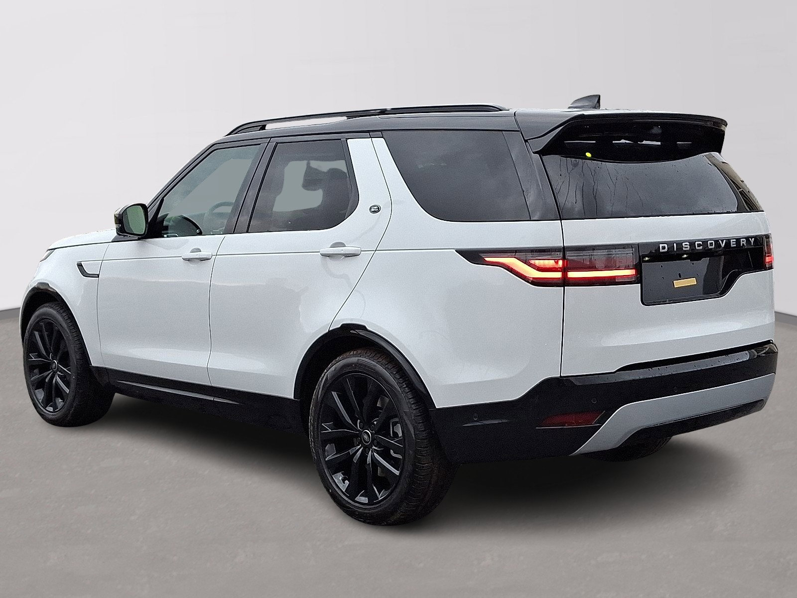 2026 Land Rover Discovery photo 4