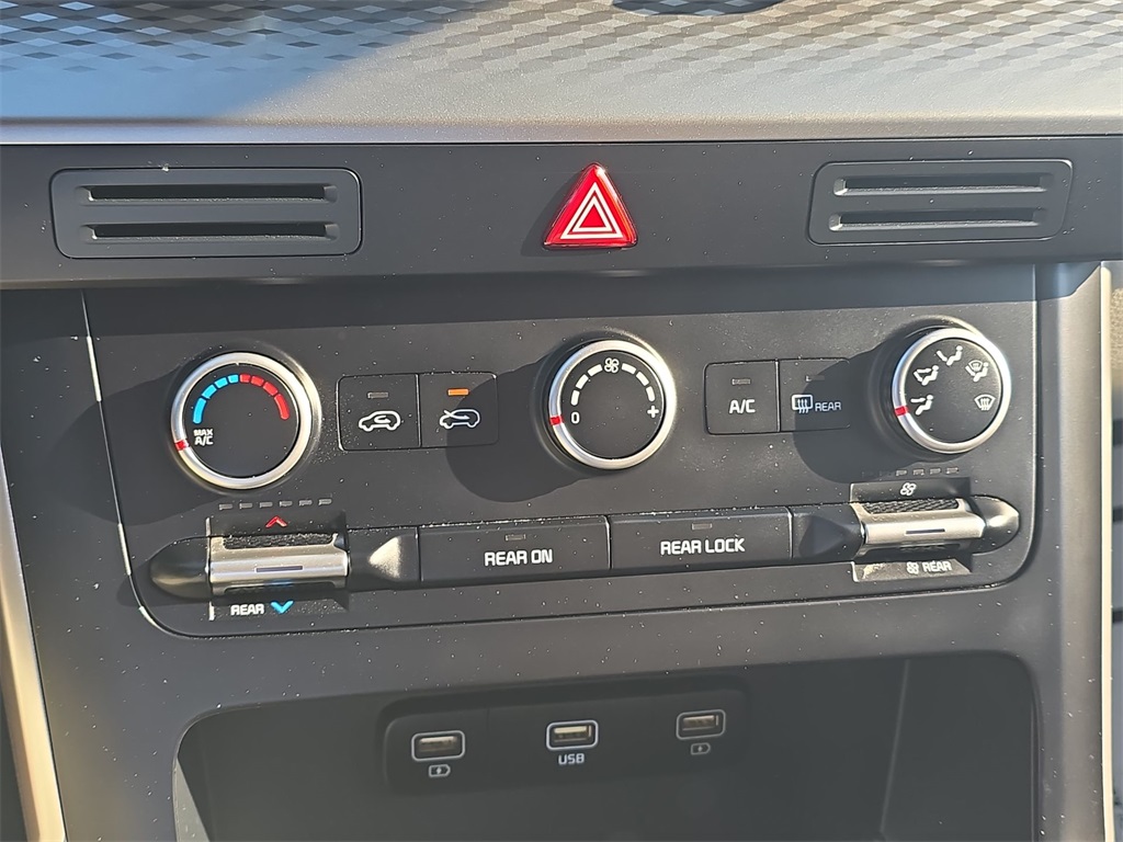 2023 Kia Carnival LX photo 23