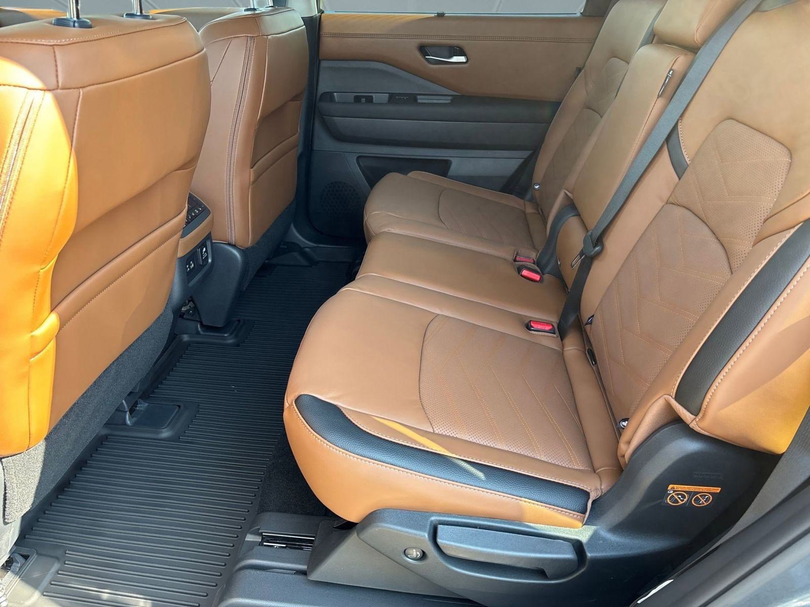 2025 Nissan Pathfinder Platinum photo 12
