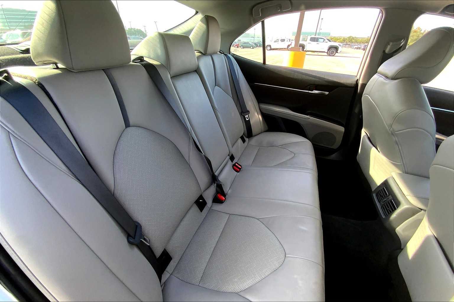 2022 Toyota Camry XLE V6 photo 18