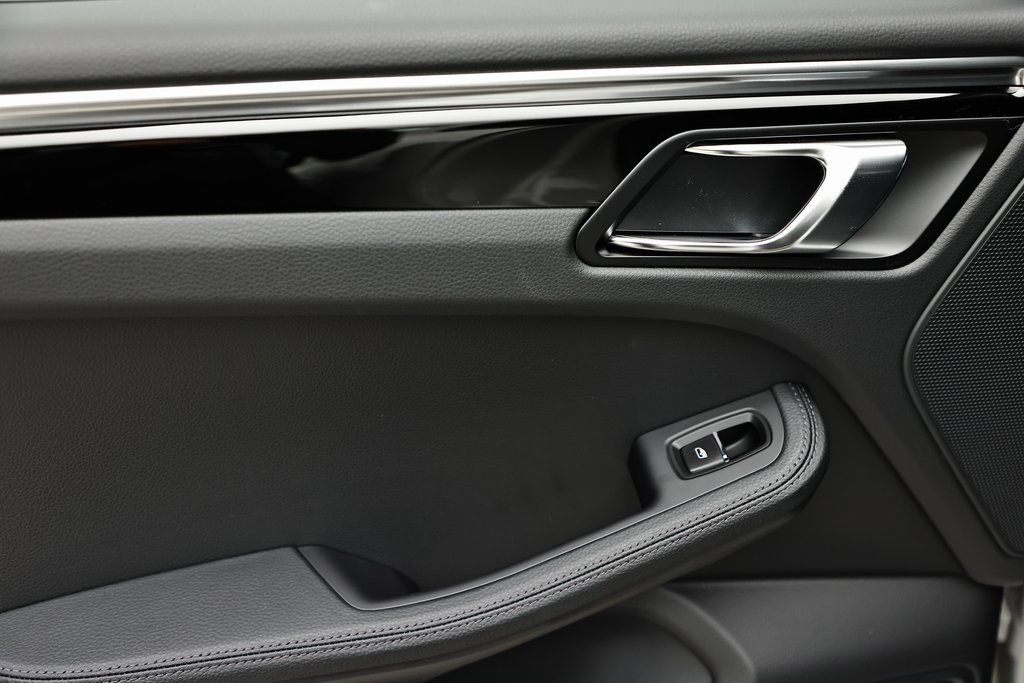 2025 Porsche Macan T photo 26