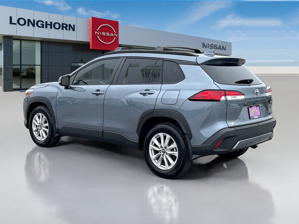 2024 Toyota Corolla Cross LE photo 3