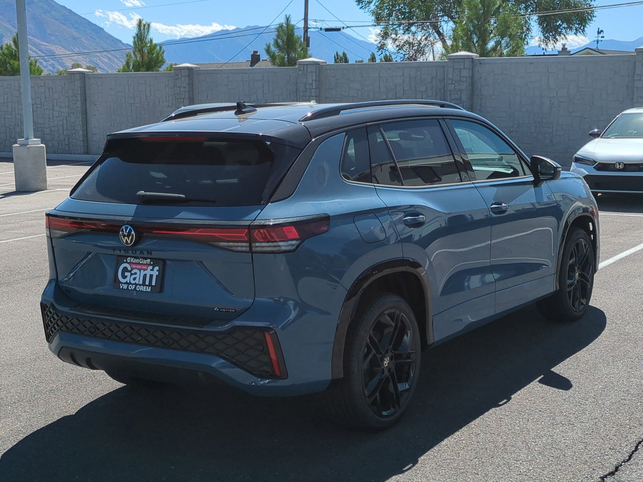 2025 Volkswagen Tiguan SE R-Line Black photo 2